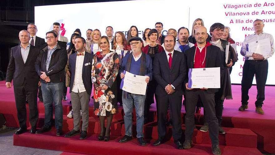 El alcalde de Cangas (tercero dcha) junto a la presidenta de la Diputación, en la gala de turismo. // Fdv