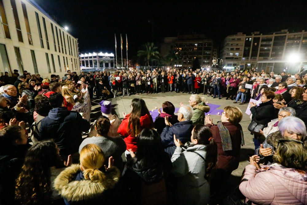 Más de 350 personas en la plaza del Ayuntamiento de Benidorm