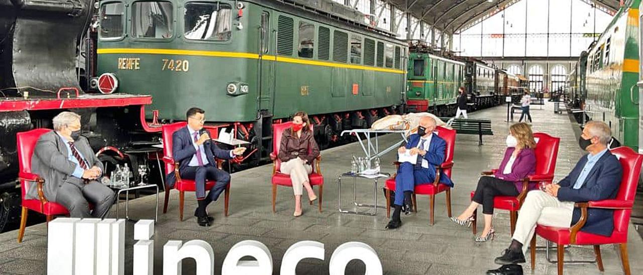 Miguel Ángel Pérez del Pino, segundo por la izquierda, en la mesa redonda en la que participó ayer en el Museo del Ferrocarril. | | LP/DLP