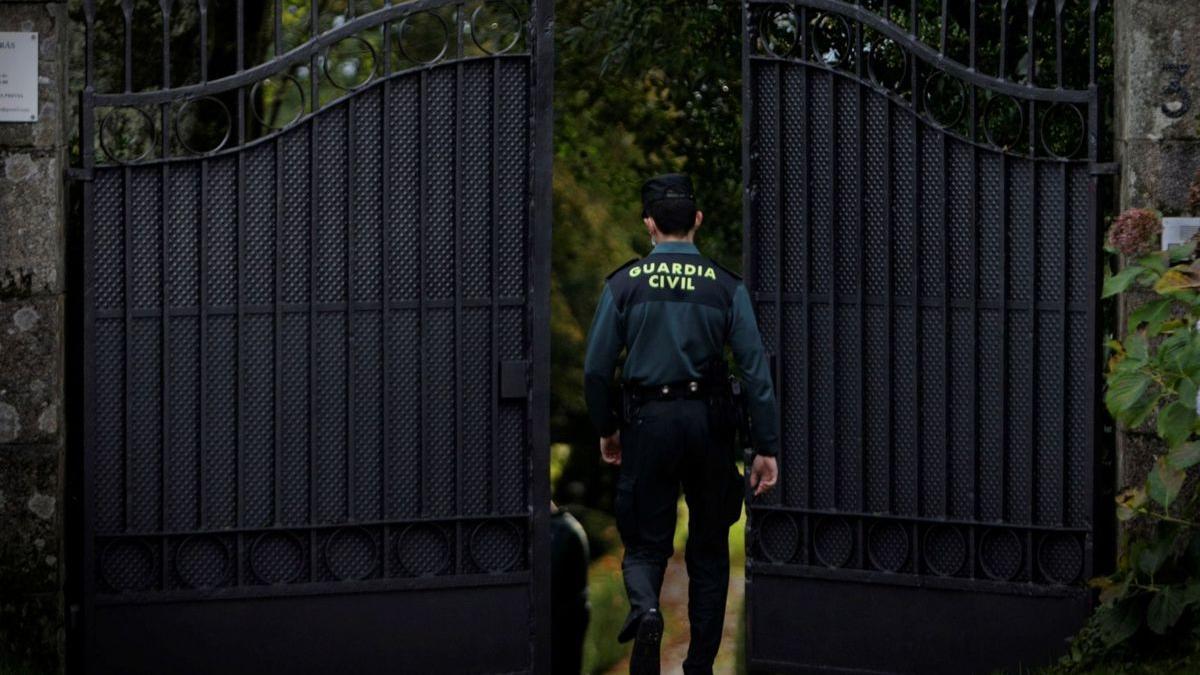 Imagen de archivo de un Guardia Civil entrando en el Pazo de Meirás