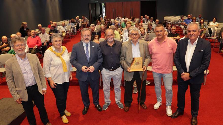 José Avelino Gutiérrez, Montse García, Alfredo García Quintana, Tomás Fernández, Manuel Fernández de la Cera con el «Cardo de honor», Mino García y Fernando Delgado, antes de la presentación. | Irma Collín