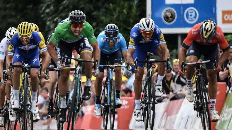 Peter Sagan (segundo por la izdqa.) durante el esprint de la etapa de ayer, con meta en Quimper. // Jeff Pachoud