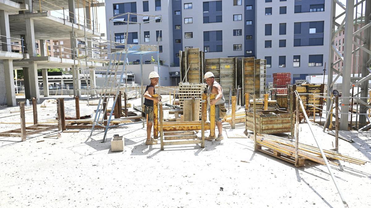 Trabajadores de la construcción en una obra en Castelló.