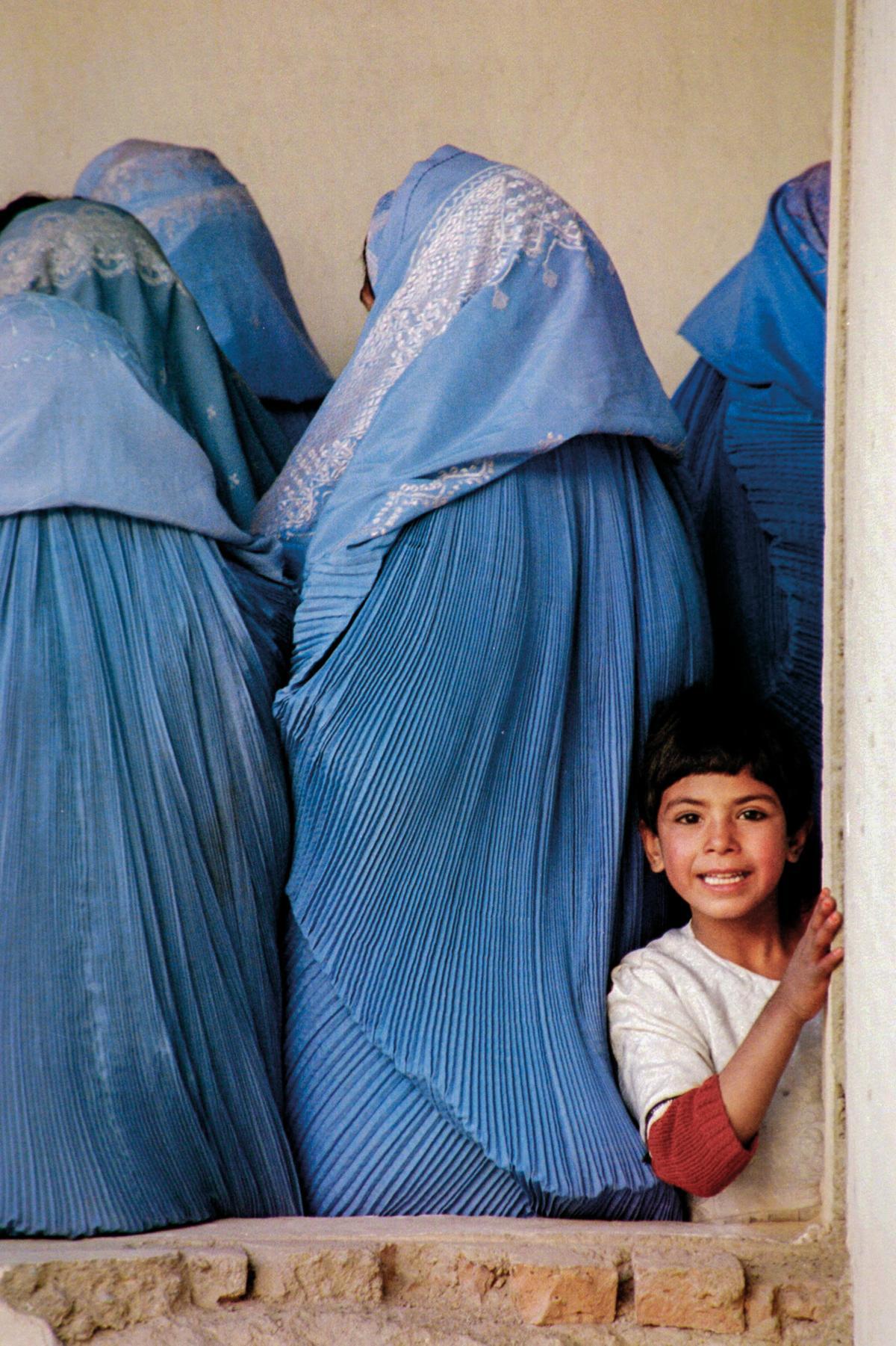 Pocos días después de la caída de los talibanes en Kabul, aterrizamos en Bagram con un cargamento de material para abrir un proyecto en el centro del país. Mientras gestionábamos los permisos para viajar, tuve tiempo de visitar una de las maternidades de la ciudad, en la que estábamos trabajando. (Kabul, Afganistán, 2001).