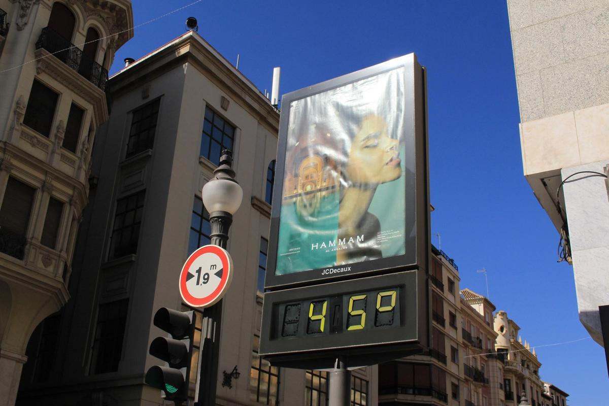 Un estudio analiza el impacto del calor estival en los ingresos hospitalarios en España.