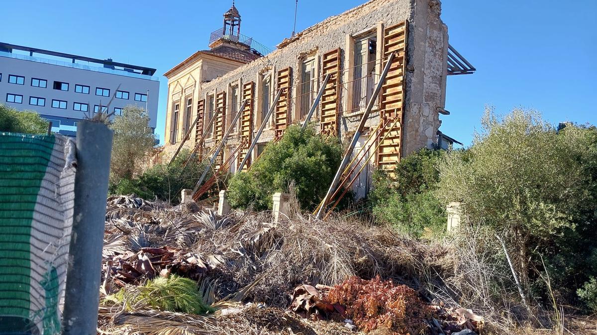 La fachada es lo único que se conserva de la Casa y Torre de Los Balcones de Torrevieja, que presenta esta lamentable imagen.