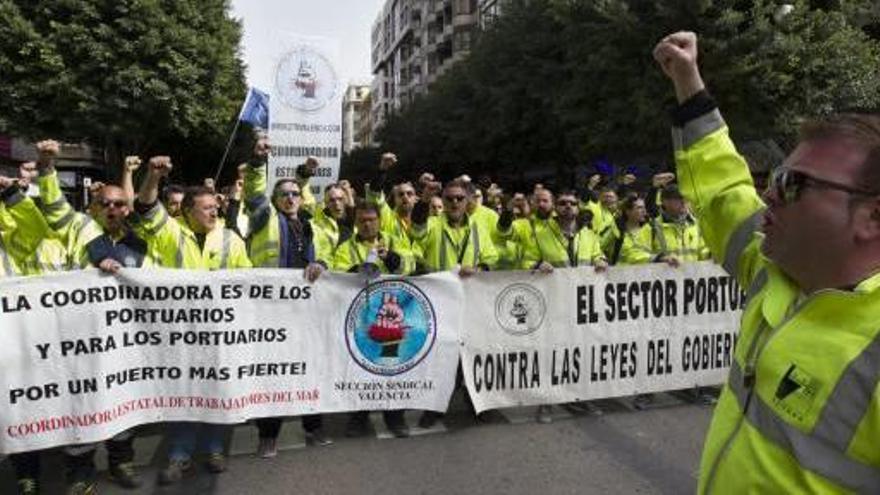 Manifestación de estibadores de Valencia, frente a la Delegación del Gobierno.