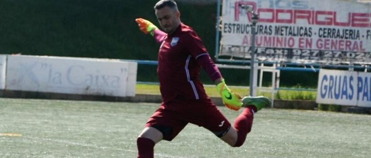 El guardameta Miguel López se dispone a golpear la pelota durante un partido con el Arroyo.