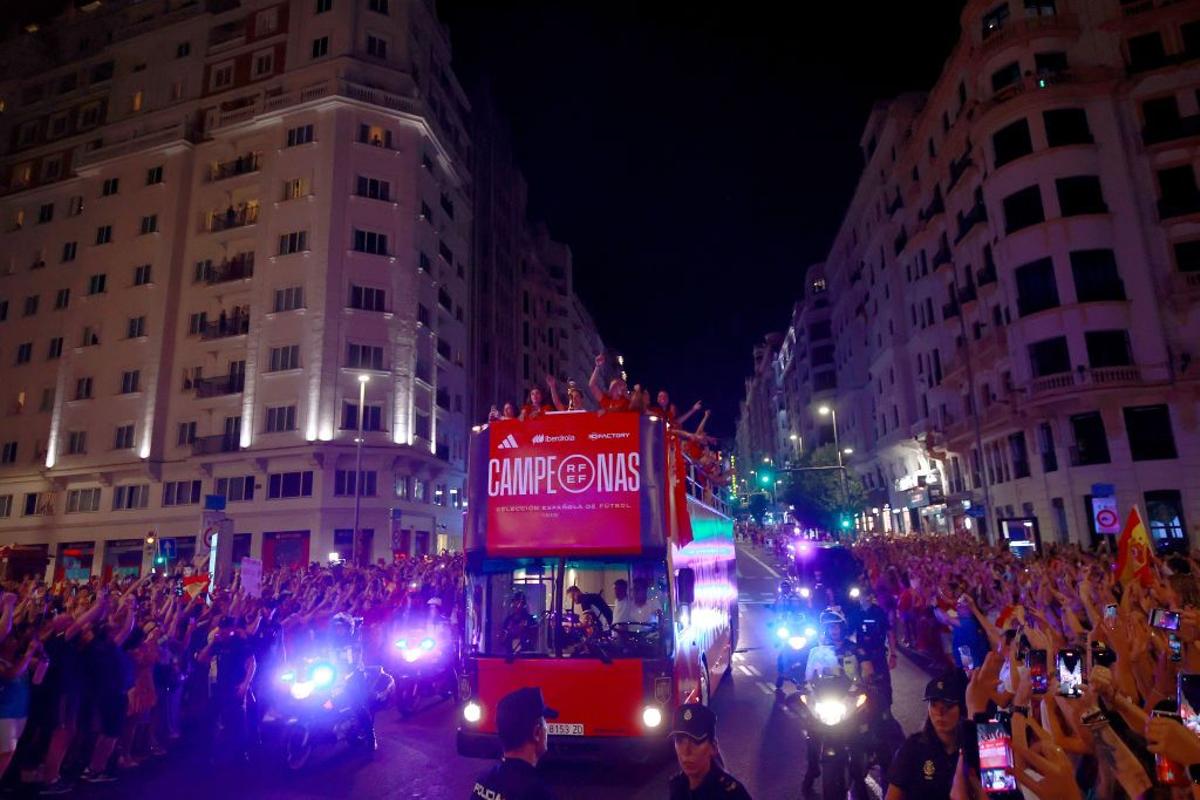 La gran fiesta del triunfo de la selección española de fútbol femenino en Madrid, en fotos