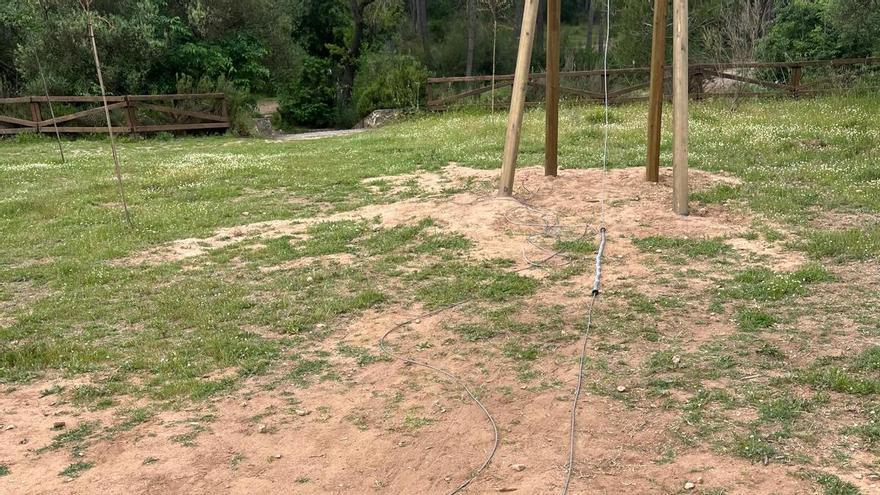 Roban una tirolina en el paraje natural de la Cova Negra de Xàtiva
