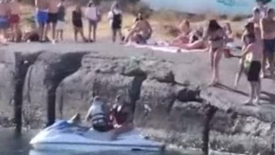 Un padre pone a grabar a su hija una pelea en una playa de Canarias