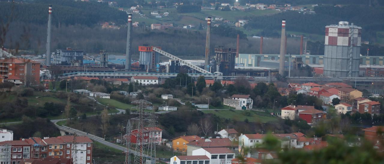 Las Baterías de coque de Avilés, en una imagen tomada desde La Luz.