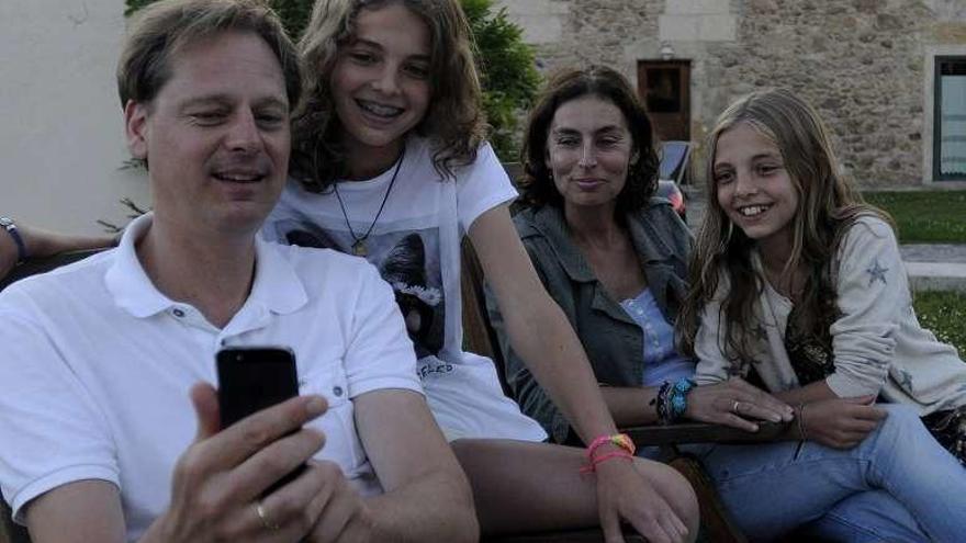 Una familia holandesa en una casa de turismo local. // Bernabé / J. Lalín