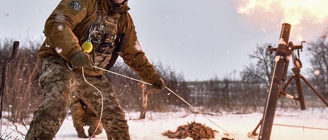 Un soldado ucraniano dispara un mortero en Donetsk en una imagen del pasado día 17 de febrero.