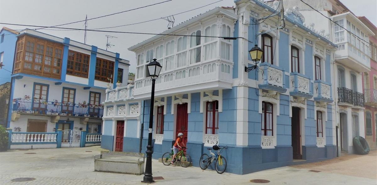 Redes destaca por sus casas marineras, muchas de ellas con fachadas de colores y balcones de madera