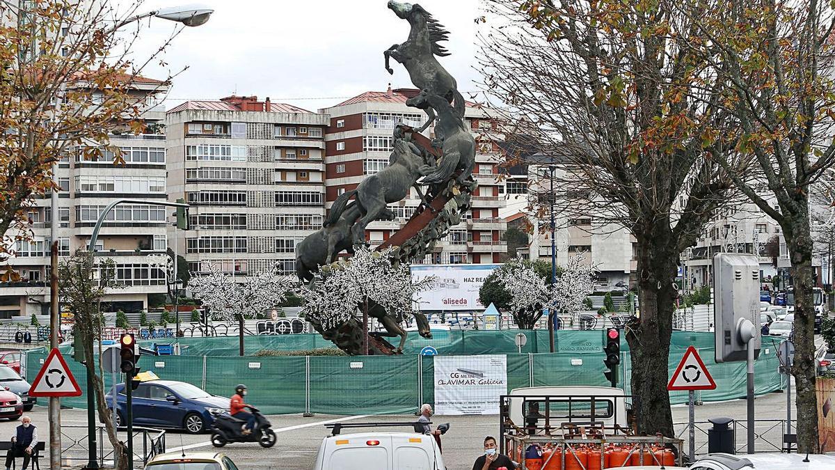 El conjunto escultórico ya está vallado, lo que anula el tráfico en el carril interior de la glorieta.  | // M. G. BREA