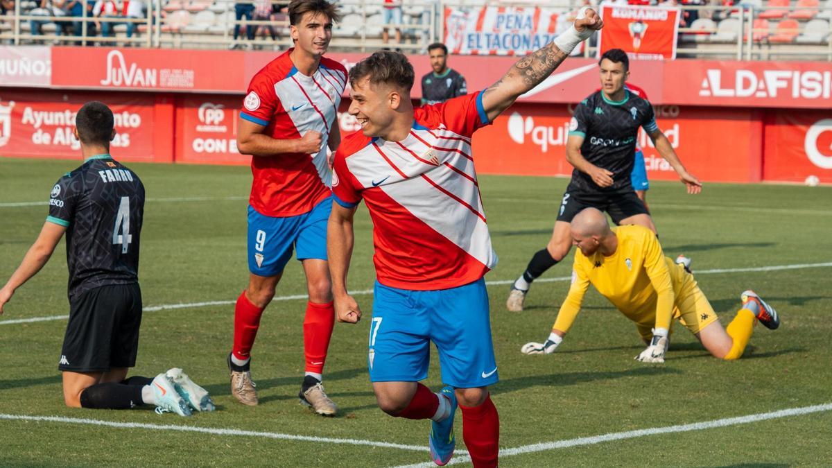 Antonio Leiva celebra un gol ante el Alcoyano.