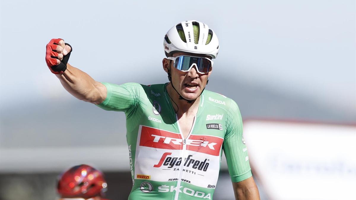 Mads Pedersen celebra su triunfo en Montilla, en la Vuelta a España 2022.
