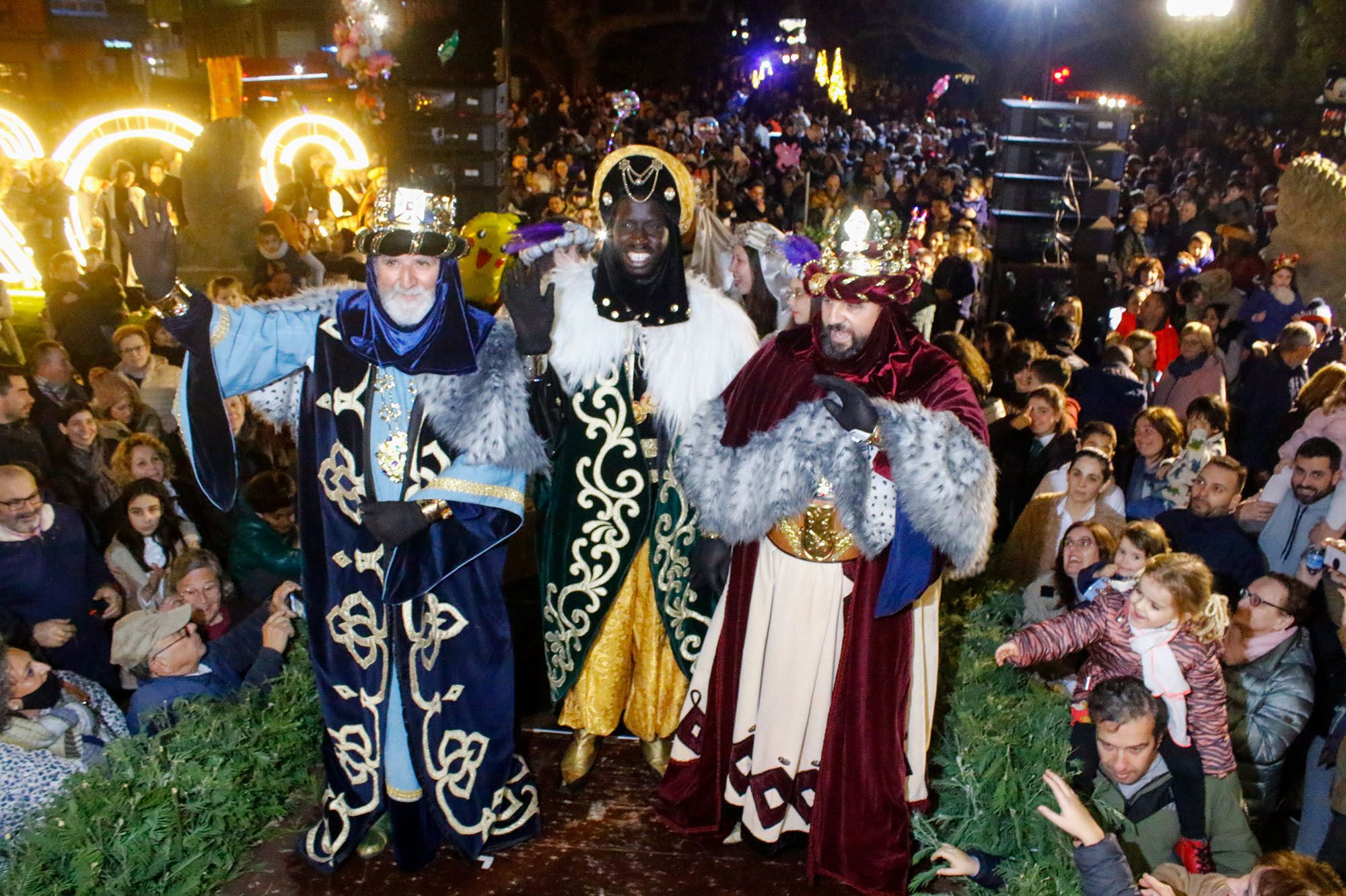 Vilagarcía brinda una multitudinaria bienvenida a los Reyes Magos