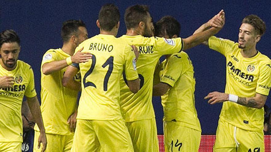 Los jugadores de Villarreal celebran uno de los goles.