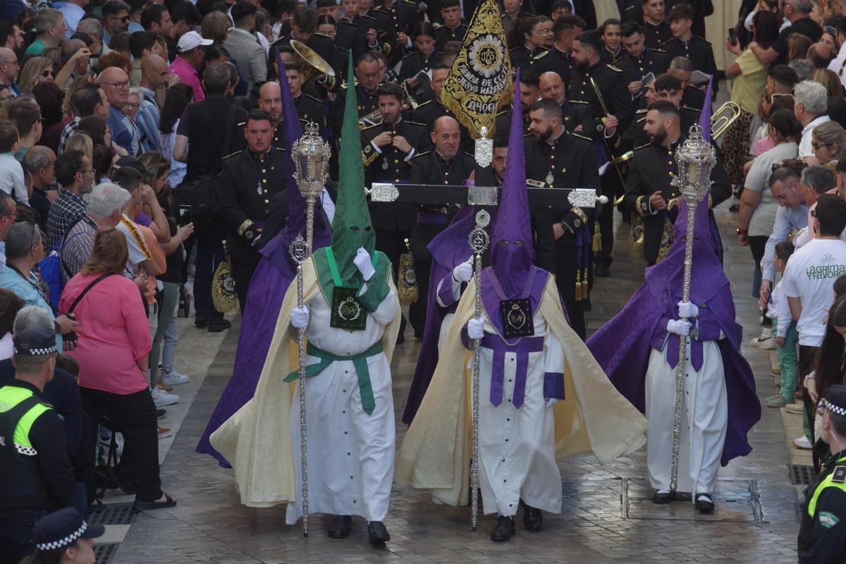 Pollinica, accediendo al recorrido oficial de la Semana Santa de Málaga.