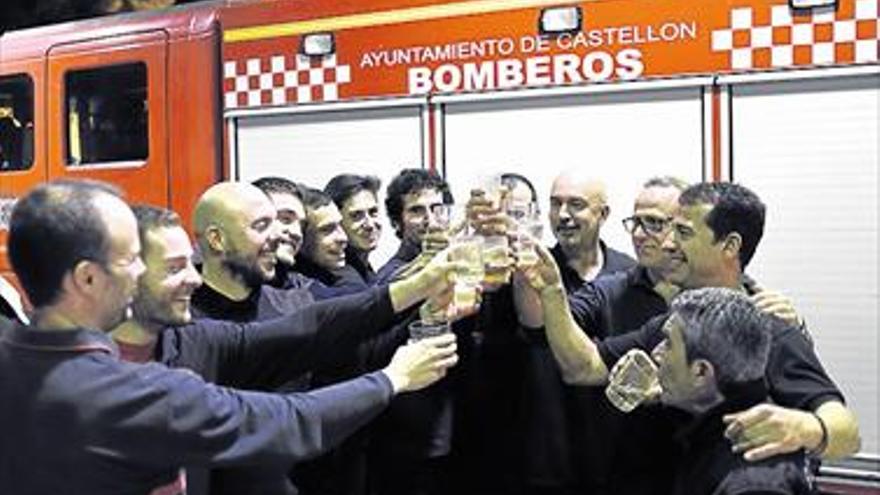 LOS BOMBEROS DE GUARDIA BRINDAN POR EL NUEVO AÑO