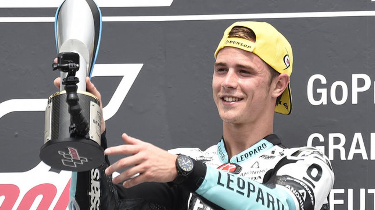 Danny Kent, amb el trofeu que l’acredita com a campió del GP d’Alemanya de Moto3.