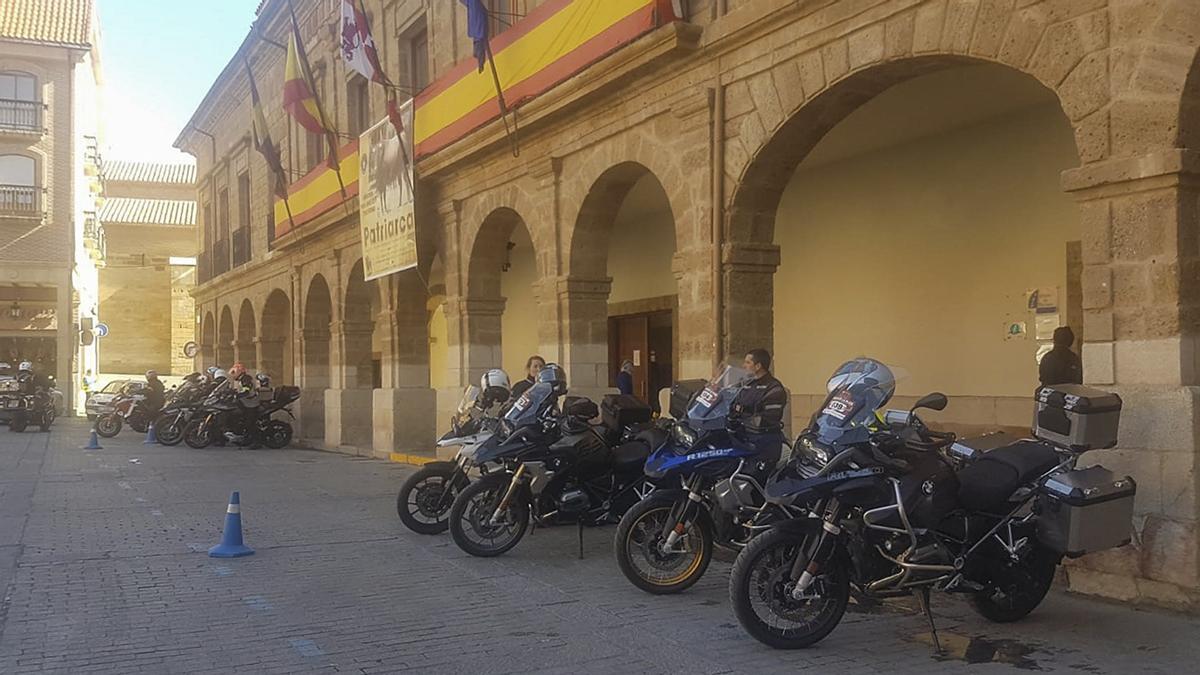 Moteros participantes en una edición anterior en la plaza Mayor de Benavente.