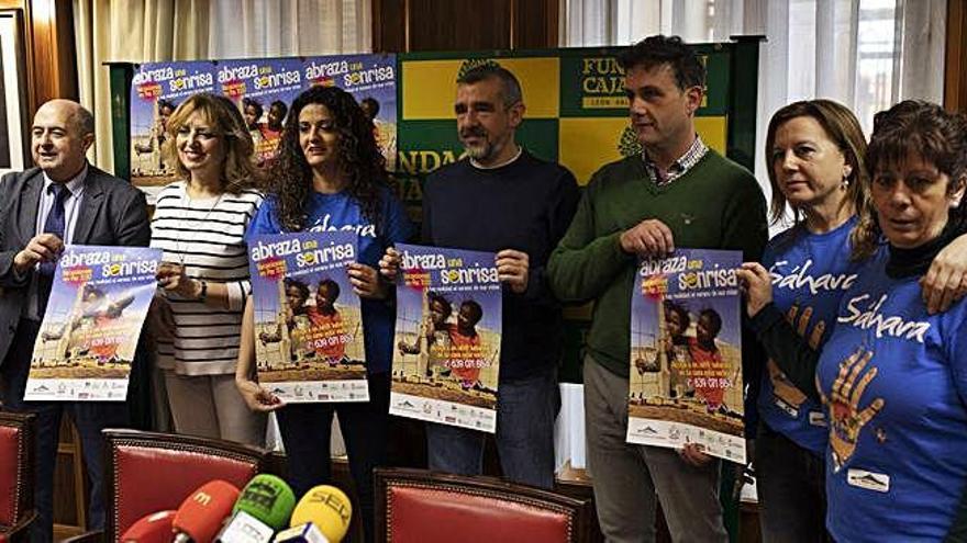 Responsables de la Asociación Zamorana con el Sáhara, junto a diferentes autoridades, en la presentación de la campaña.