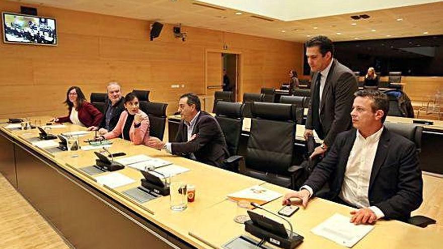 Procuradores de Podemos, PP, PSOE y Cs, durante la reunión de la Comisión de Investigación.