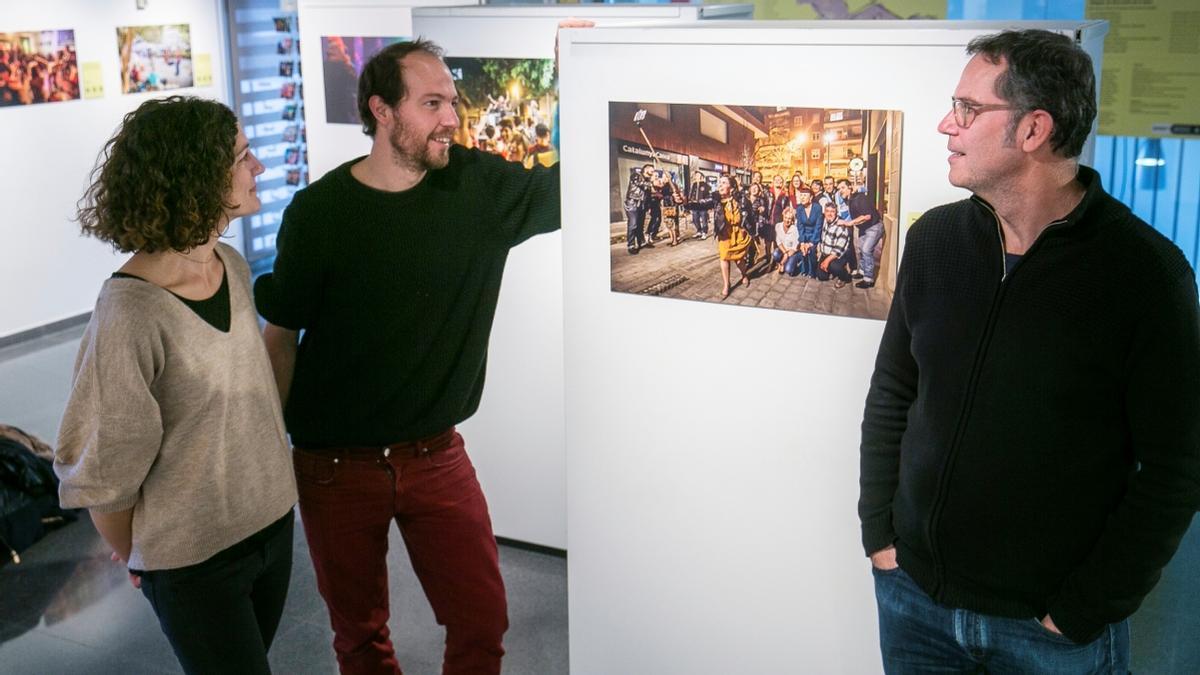 Nando Cruz (derecha), junto al fotógrafo Martí Fradera y Ada Sbriccoli, que se ocupa del diseño de esta exposición.