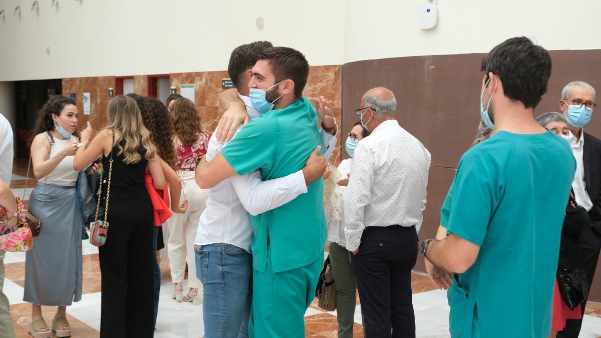 Jóvenes que finalizaron su formación en el Hospital General de Alicante en mayo de 2023