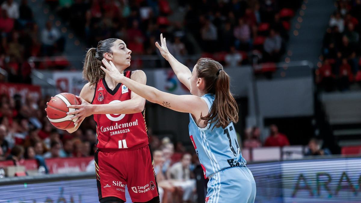 Mariona Ortiz protege la pelota de una rival.