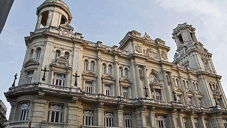 Detalle de la fachada del Centro Asturiano de La Habana, hoy museo de Bellas Artes.