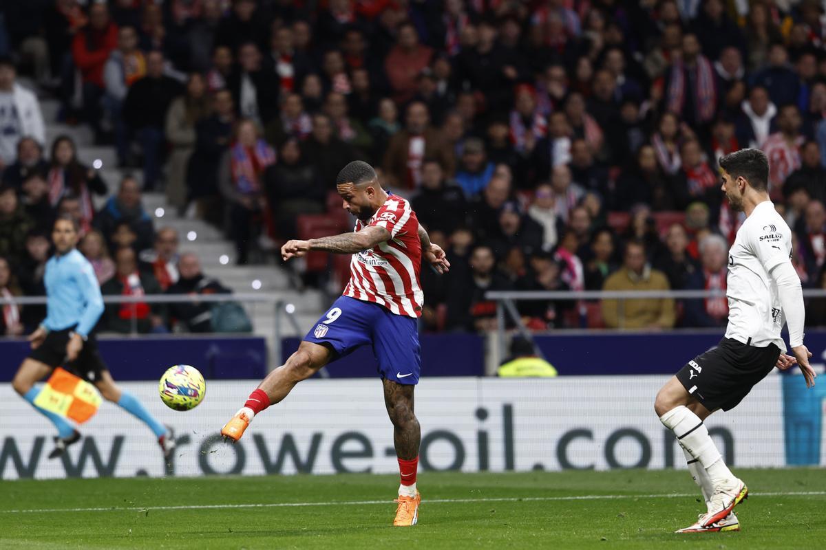 MADRID 18/03/2023.- El delantero neerlandés del Atlético de Madrid Memphis Depay (i) dispara durante el partido de la jornada 26 de LaLiga Santander que disputan con el Atlético de Madrid este sábado en el Cívitas Metropolitano de Madrid. EFE/ Rodrigo Jimenez