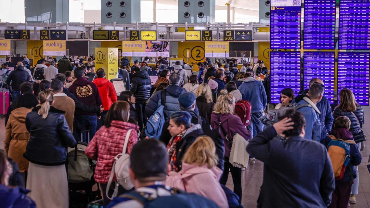 Importantes demoras en El Prats por la huelga de los trabajadores de handling de Iberia