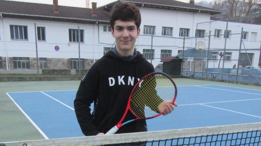 Antonio Nicolás, practicando tenis en Cangas de Onís.