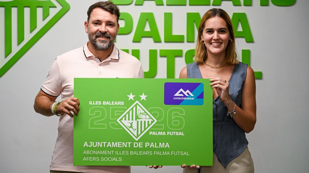 José Tirado hace entrega de un abono simbólico a Lourdes Roca