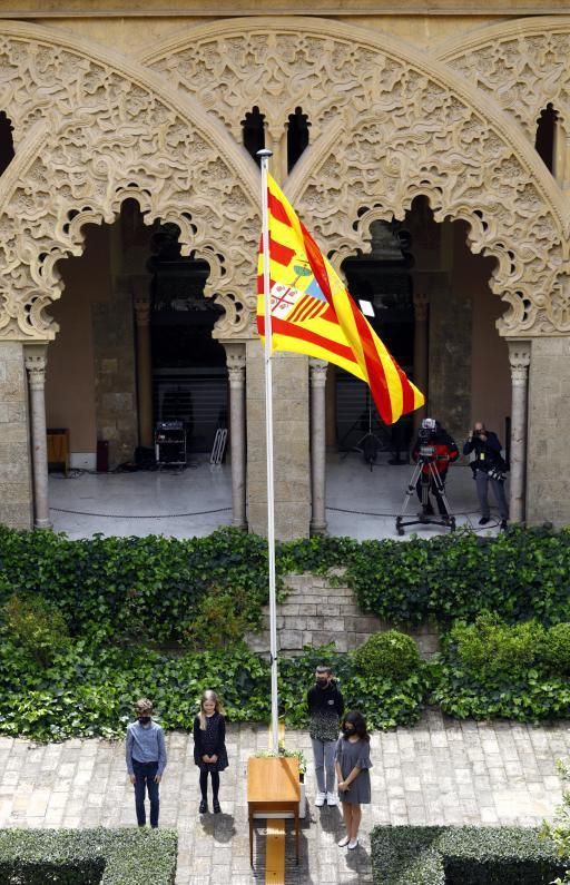 Izado de bandera en el patio de Santa Isabel.