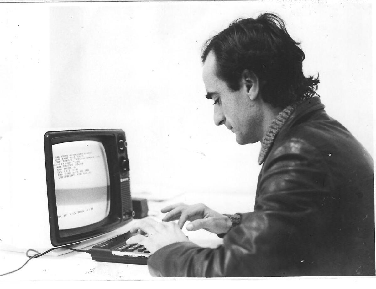 El profesor de Informática Fernando Rubio con un Spectrum.