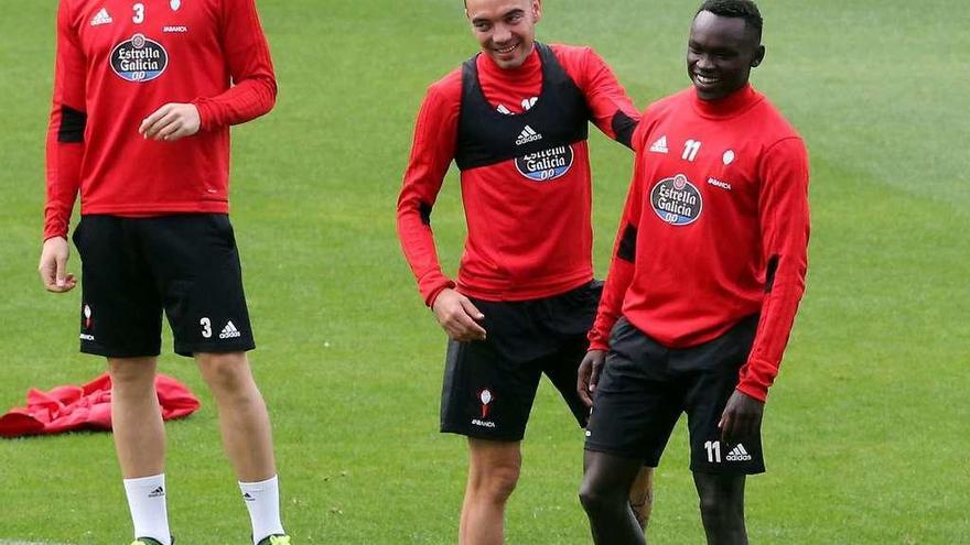 Andreu Fontás, Iago Aspas y Pione Sisto, durante un reciente entrenamiento del Celta en Balaídos. // Marta G. Brea