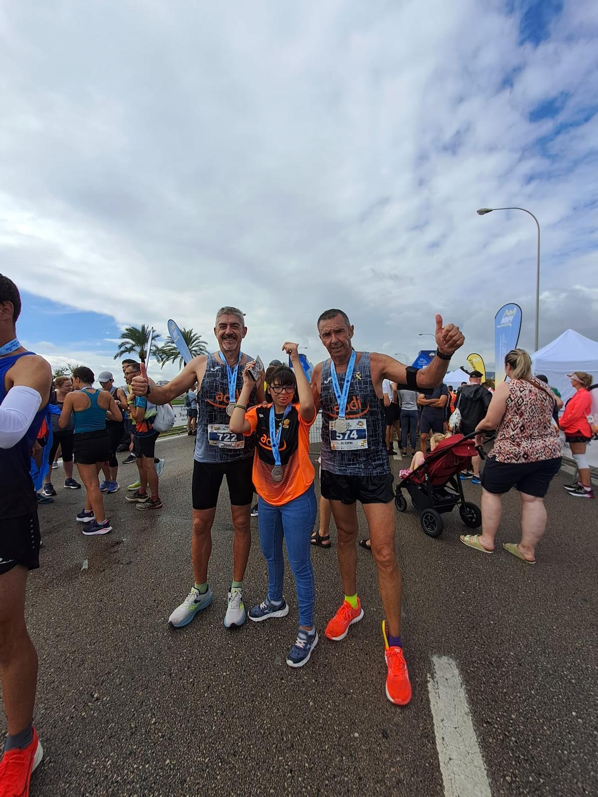 Manuel, Sarita y Cipriano con la medalla de la maratón de Mallorca.