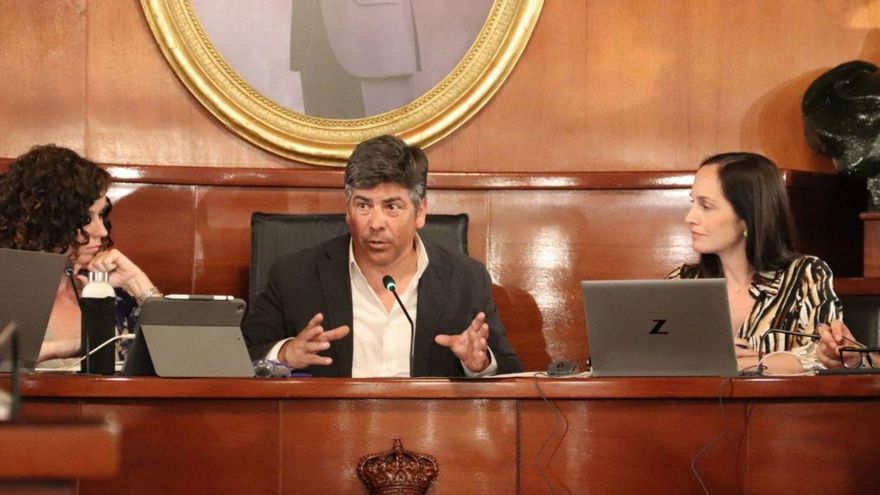 Raquel Casado, Rafael Llamas y Lidia Bujalance, durante el pleno correspondiente al mes de junio.