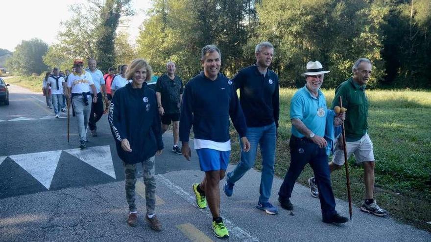 Nava Castro, Rafael Domínguez, Alfonso Rueda, Celestino Lores y José Benito Suárez, ayer en el Camiño de Santiago por Tomeza. // R.Vázquez