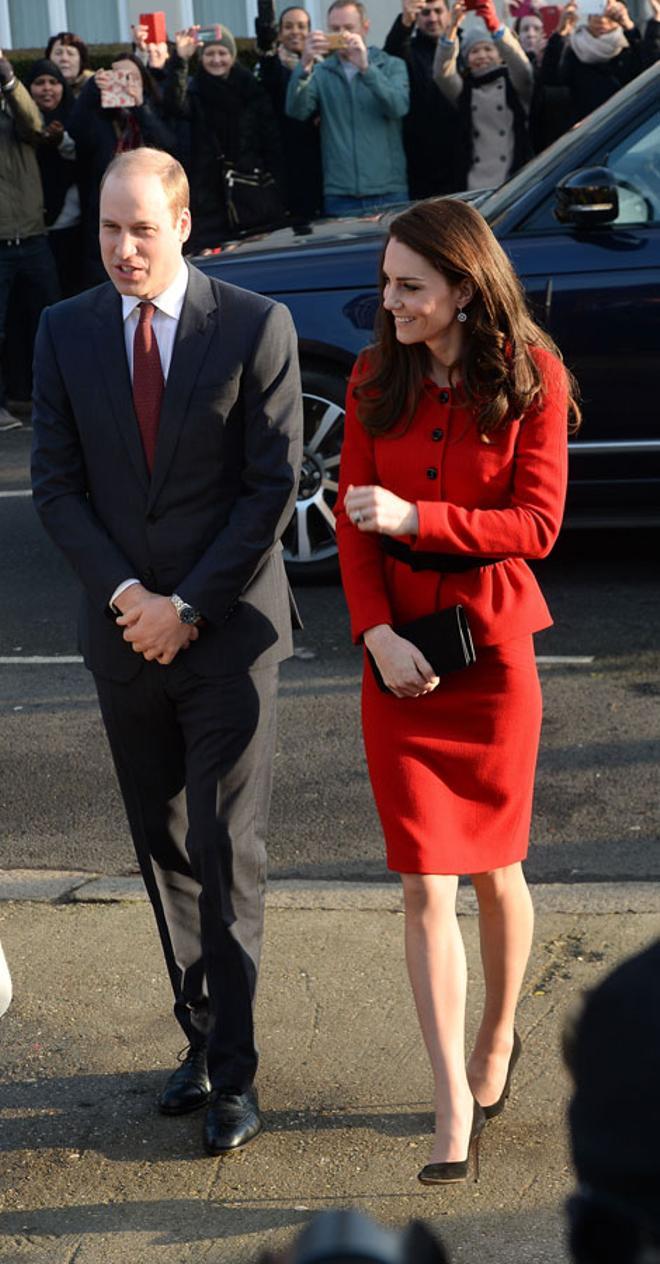 Kate Middleton con traje rojo de Luisa Spagnoli junto a Guillermo