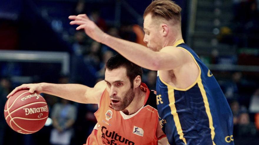 San Emeterio y Brad Newley, en la eliminatoria del curso anterior.