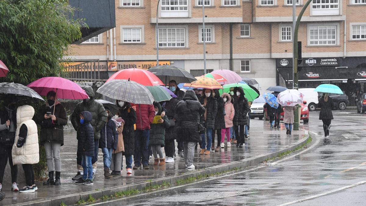 Colas para la vacunación contra el COVID en Expocoruña