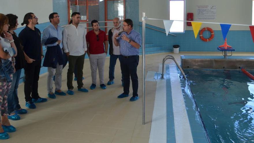 El alcalde Alfonso Lacasa y concejales visitan la piscina cubierta