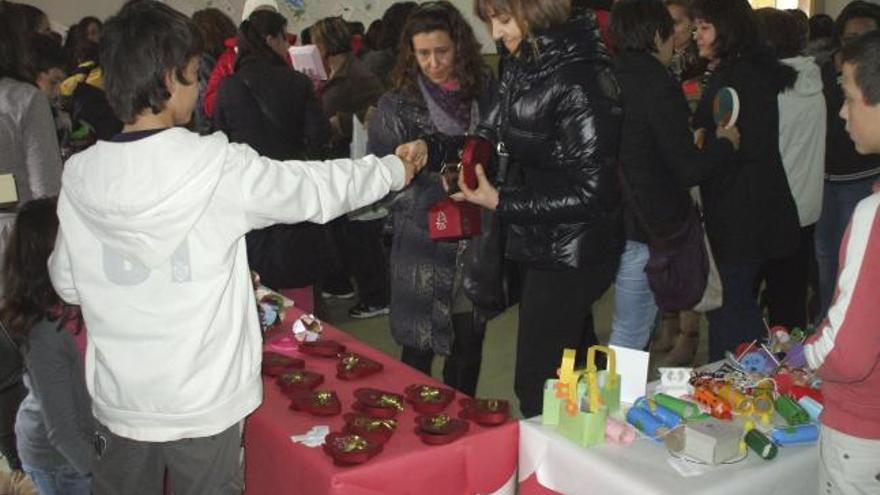 El mercadillo solidario del colegio Hospital de la Cruz recauda fondos para Cruz Roja