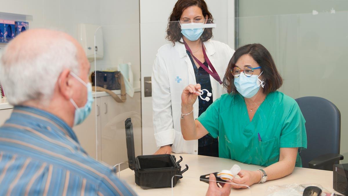 Profesionales del Hospital de Bellvitge informan a un paciente sobre el uso de la espirometría a domicilio